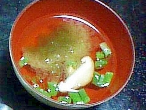 とろろ昆布としいたけのお吸い物